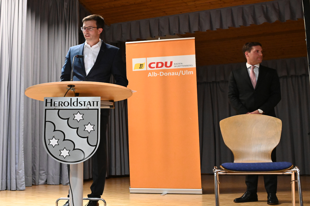 Manuel Hagel (rechts im Bild) und der Ortsvorsitzende der CDU Laichingen/Heroldstatt Thomas Salzmann bei der Kandidatenvorstellung für die Bundesparteitage und der Begrüßung der Anwesenden